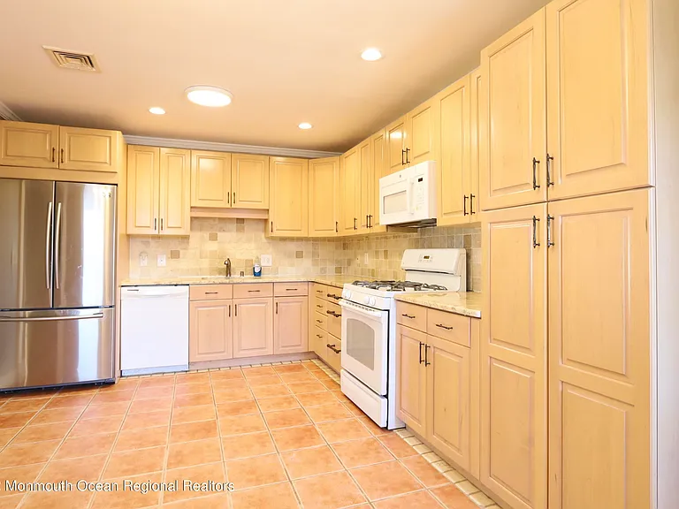 585 Sica Ln — Photo 4