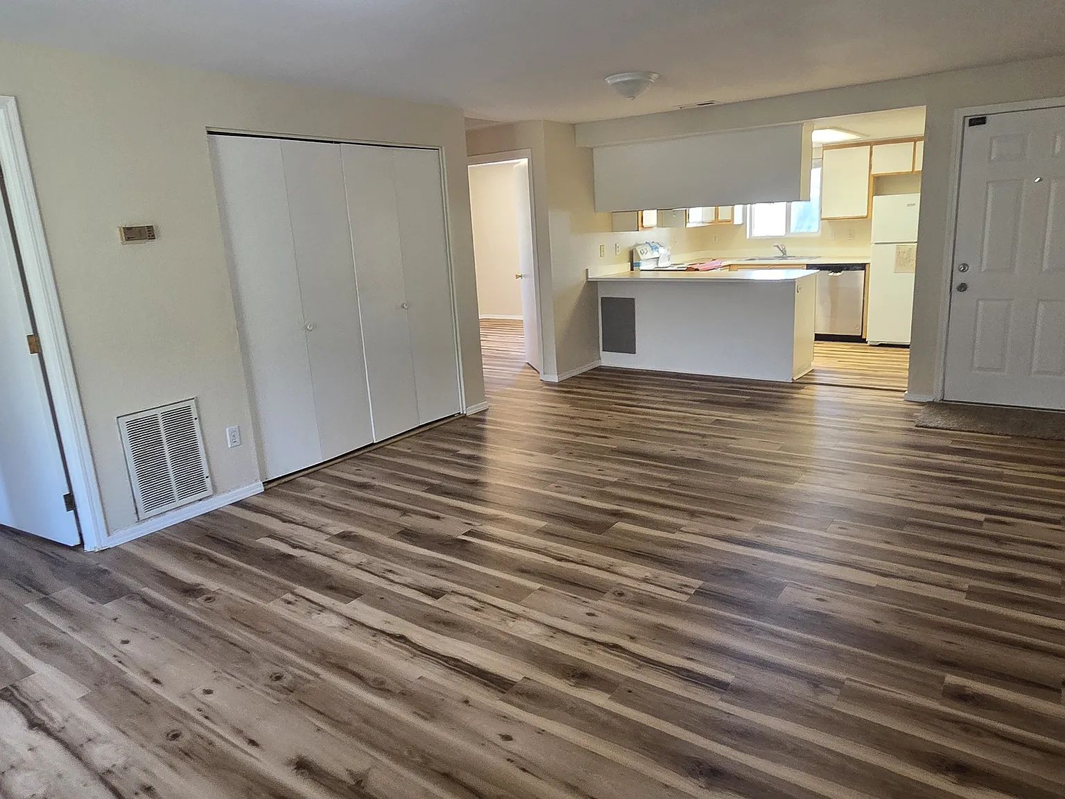 2 bed, 884 sqft, $1,350 — Photo 2
