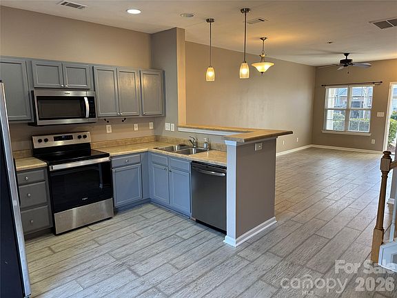 3rd image of 422 Delta Dr