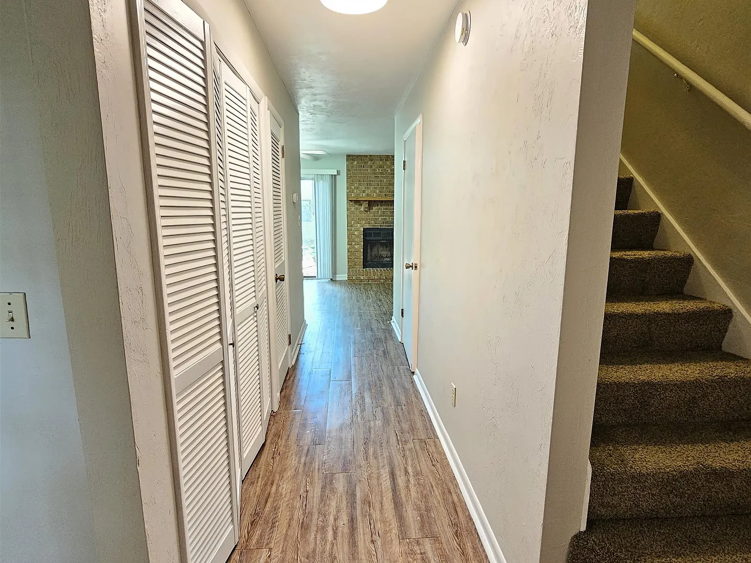 2 bed, 1.5 bath, 1020 sqft, $1,200 — Photo 2