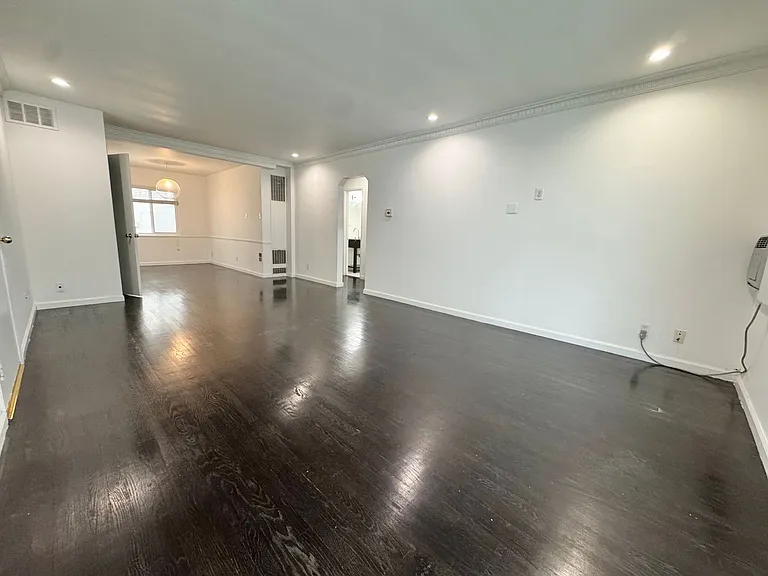 307 S Clark Dr — Photo 3