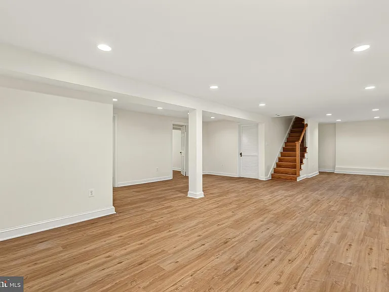 2375 N Vernon St — Photo 49