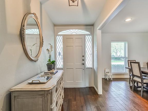 Bright main entry through the front door complimented by gorgeous arched transom window.