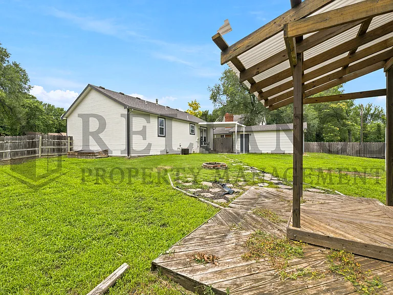 516 N Lakeside Dr — Photo 10