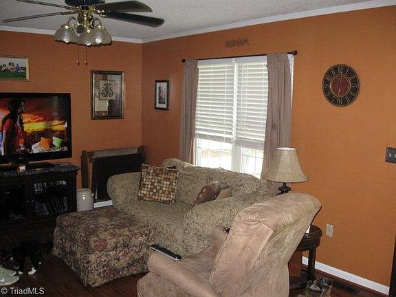 3rd image of 300 Whipoorwill Ln