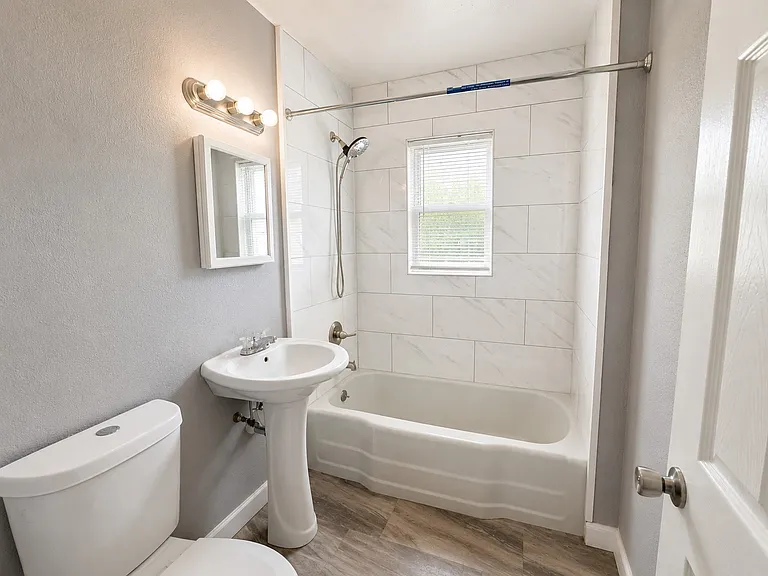 1112 Rivington St #2 — Photo 9