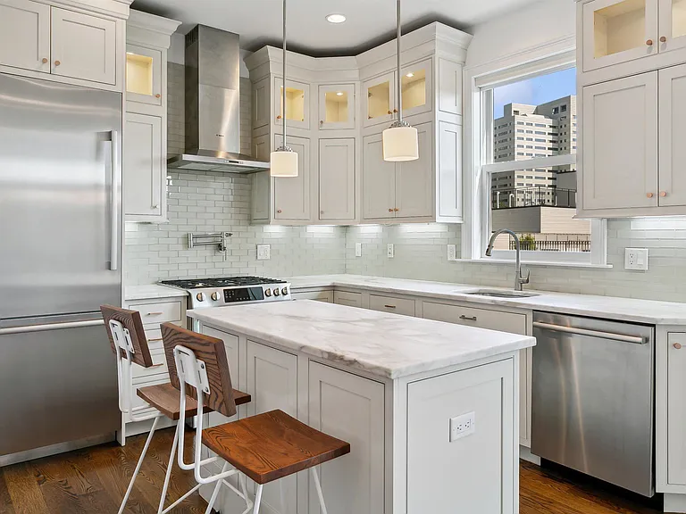 231 1st St #4G — Photo 2
