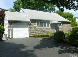 170 W 22nd St, Huntington Station, NY 11746