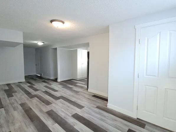 343 N Penworth Way SE, Calgary, AB T2A 4G1