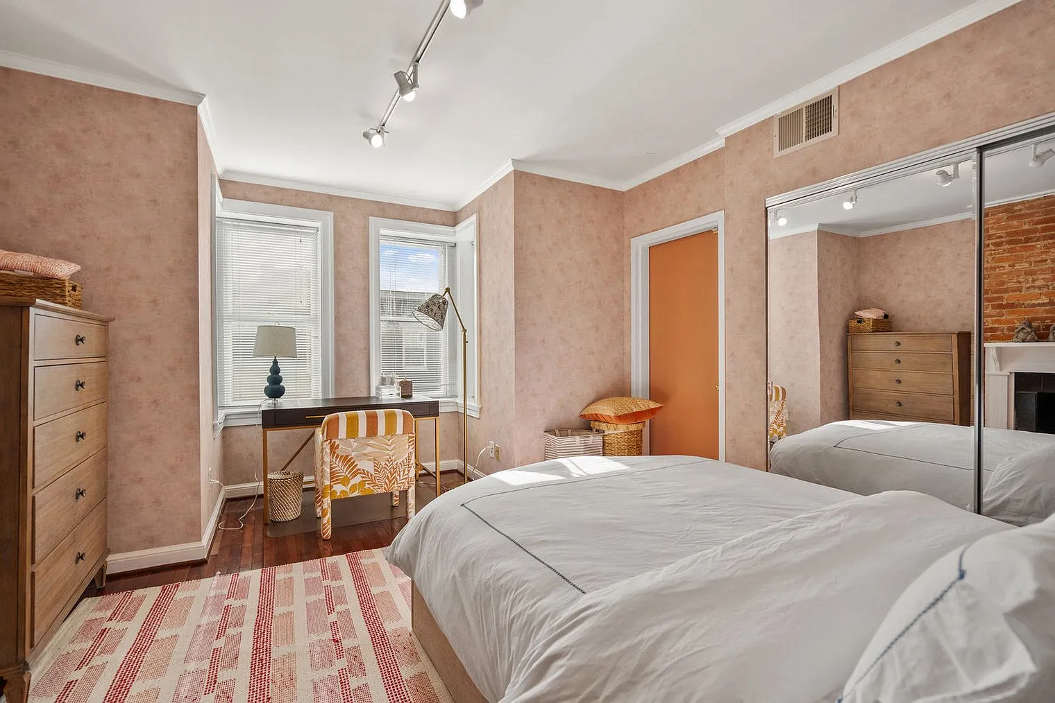 1 bed, 1.0 bath, 7534 sqft, $4,007 — Photo 2
