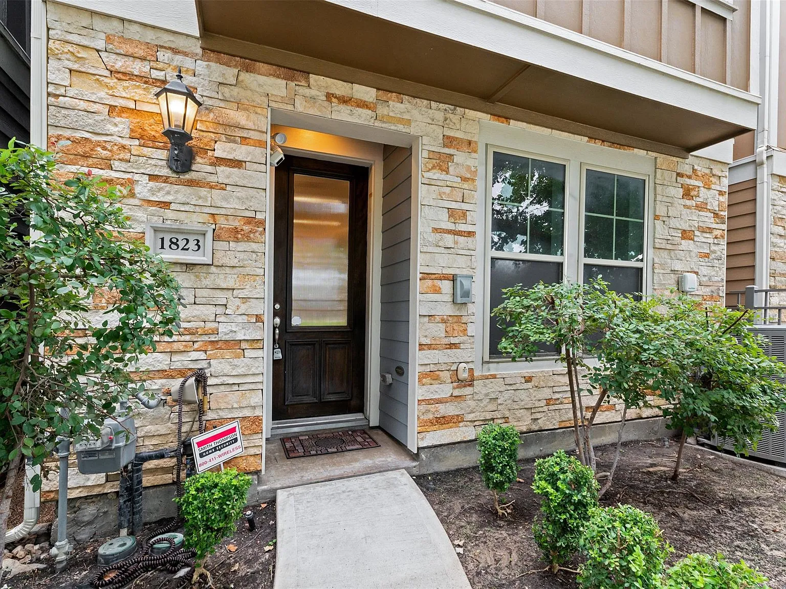 3 bed, 3.0 bath, 1952 sqft, $2,800 — Photo 2