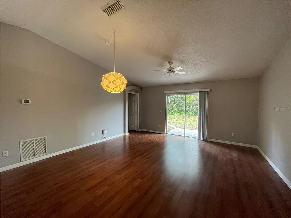 3 bed, 2.0 bath, 1217 sqft, $2,095 — Photo 4