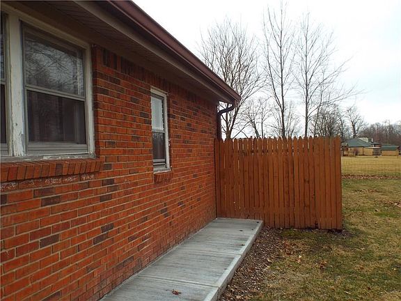 5th image of 121 E Elm St