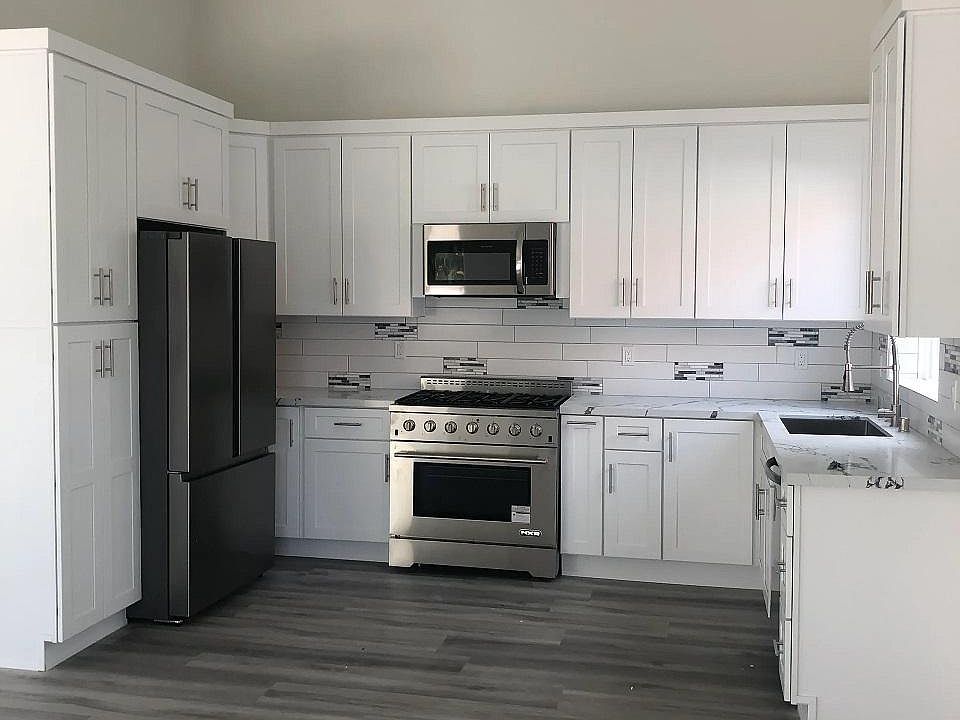 kitchen appliances included