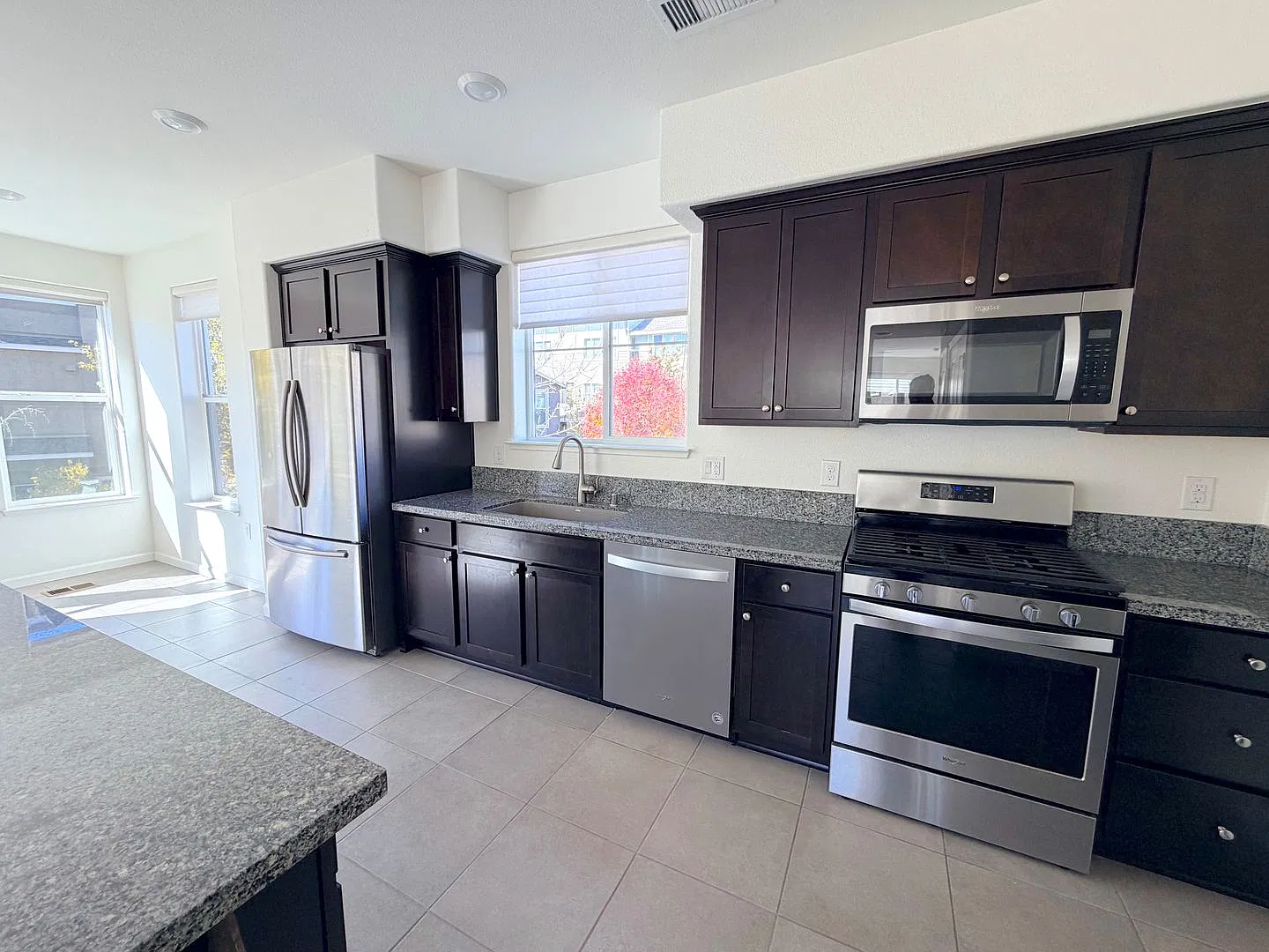 NW Reno Luxury End Unit Townhouse - On the Truckee River/Easy Commute to Truckee — Photo 3