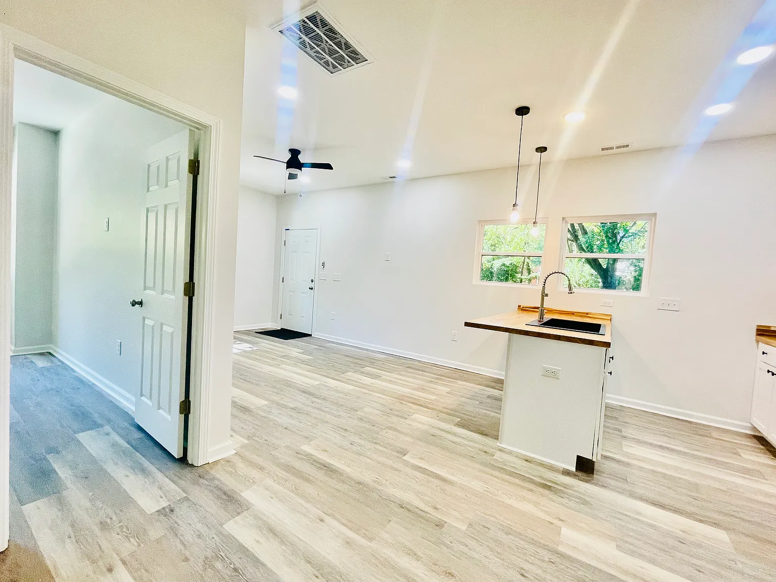 1 bed, 572 sqft, $1,300 — Photo 4