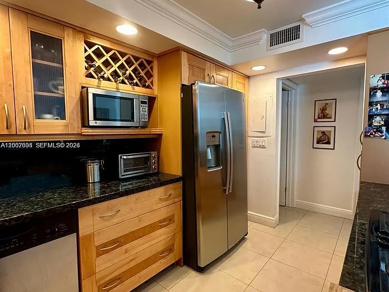 2655 Collins Ave #410 — Photo 8