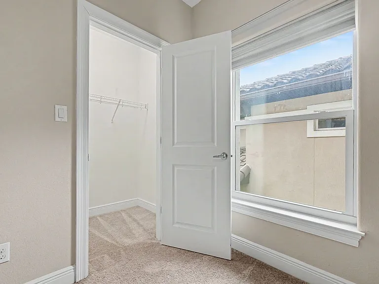 490 Soundview Ct — Photo 39