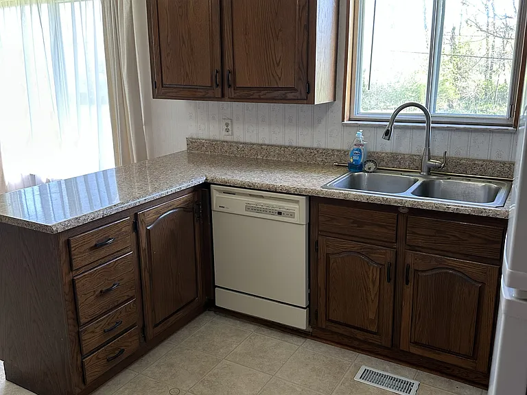 457 Jerry St — Photo 6