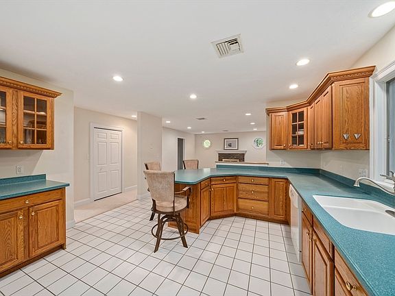 4th image of 65 Michele Dr