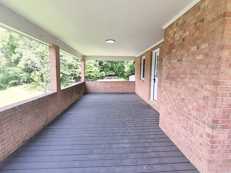200 Wellview Dr — Photo 4