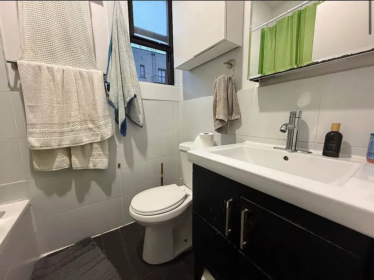 Building Photo - 886 Franklin Ave #2R