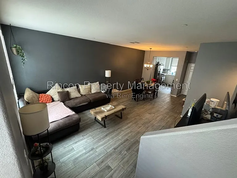 2333 Chapel Dr — Photo 2