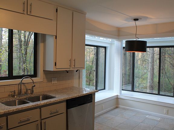 4th image of 307 Paxton Cir