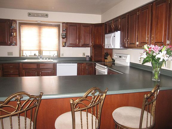 Kitchen/ tons of cabinet