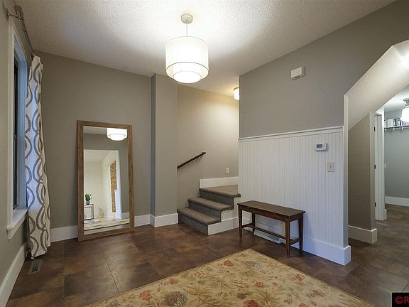4th image of 910 Woodland Ave