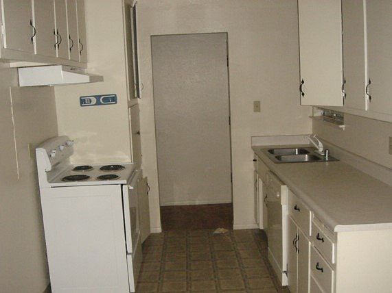 2nd image of 1857 Park Cir