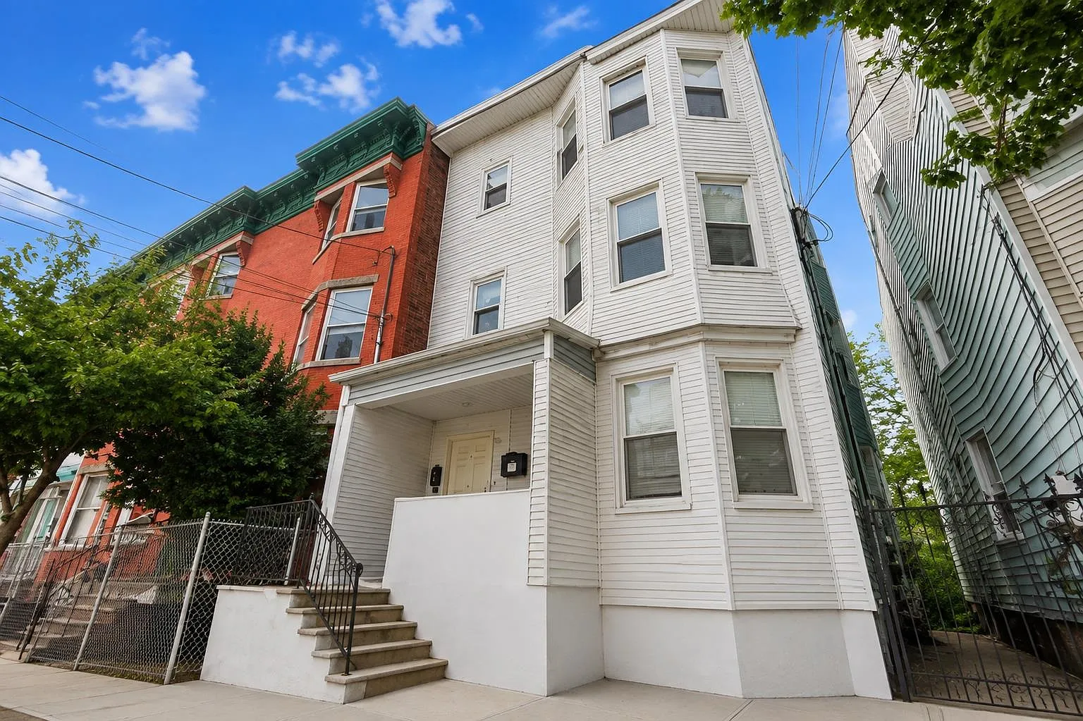 4 bed, 1.0 bath, $2,750 — Photo 2