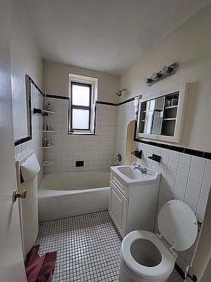 5th image of 720 E 32nd St APT H5