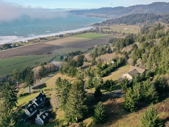 351 Spyglass Rd, Smith River, CA 95567
