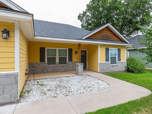 2nd image of 901 Kelley Ln