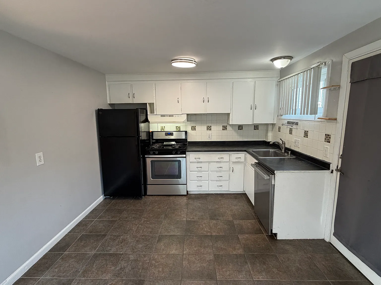 3 bed, 1196 sqft, $3,200 — Photo 2