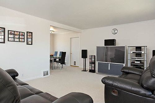 4th image of 303 Ravenwood Way