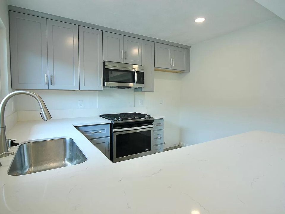 1st image of 1049 E Huntington Dr