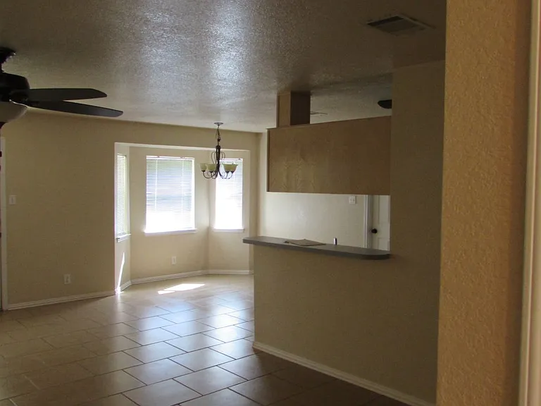 2201 Ledgestone Dr — Photo 3