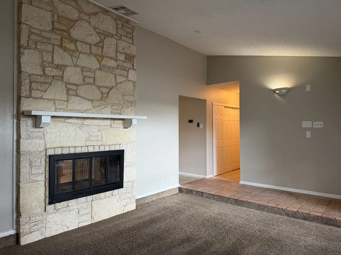 Beautifully Renovated 4 Bedroom — Photo 3