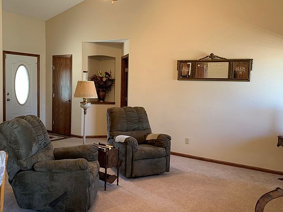 3rd image of 927 Coyote Dr