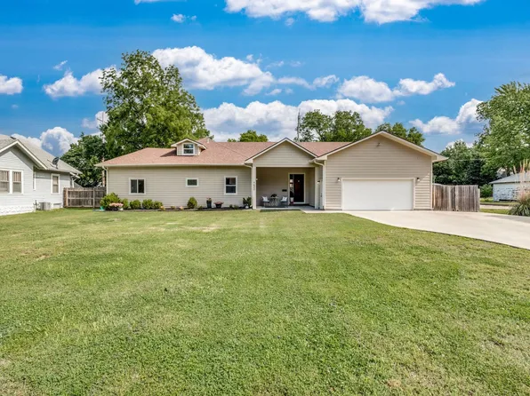 620 E 12th Ave, Winfield, KS 67156