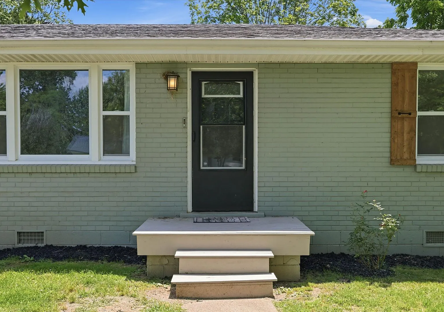 Pet Friendly Three Bedroom! — Photo 4