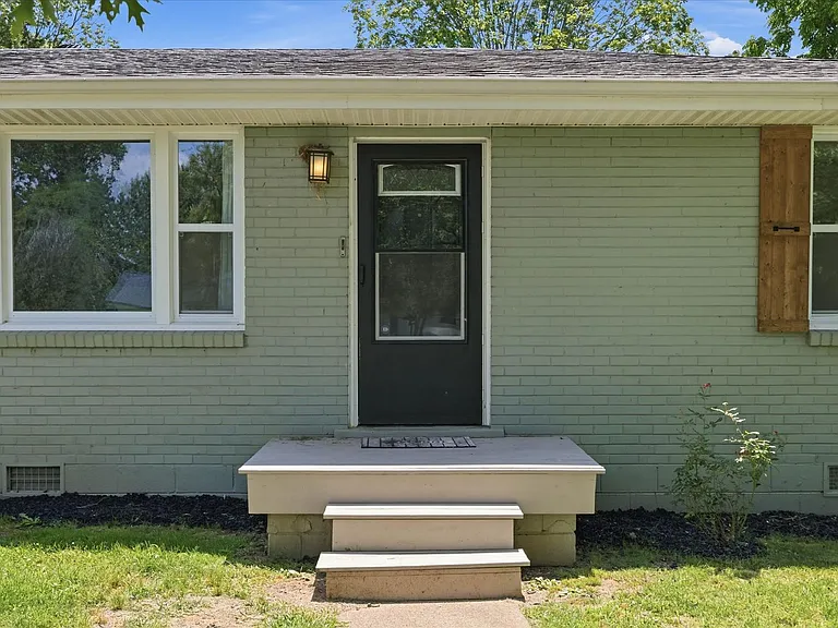 37 Hillsboro Rd — Photo 4