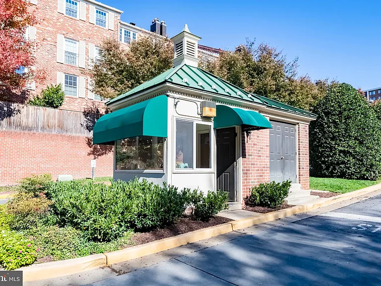 3221 Sutton Pl NW #C — Photo 32