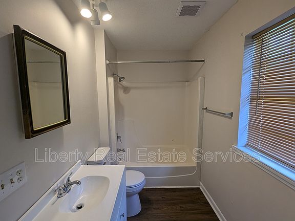 3rd image of 979 Live Oak Dr