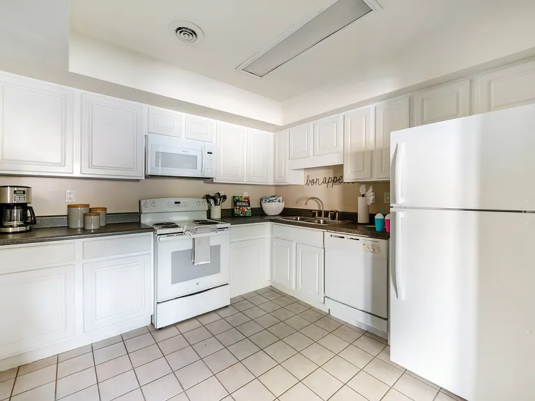 Smoky Crossing Apartment Homes — Photo 24