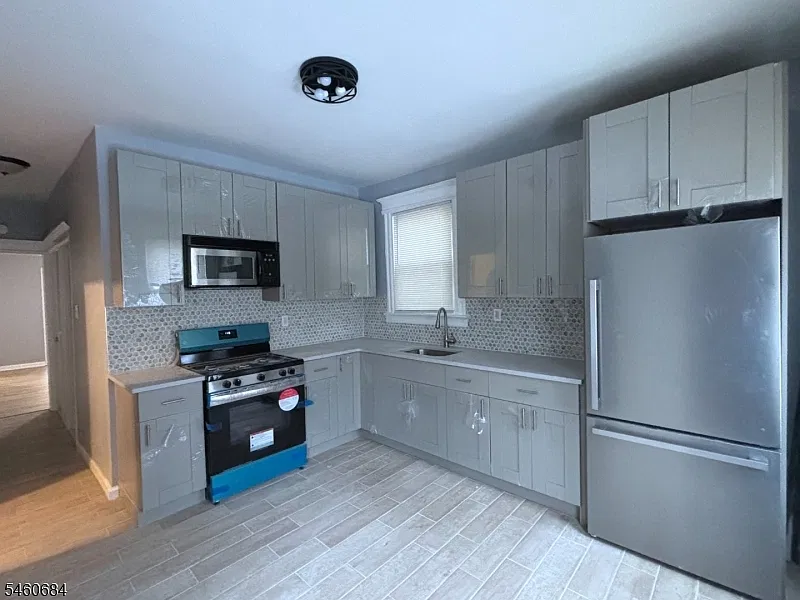 3 bed, 1.0 bath, $2,500 — Photo 3