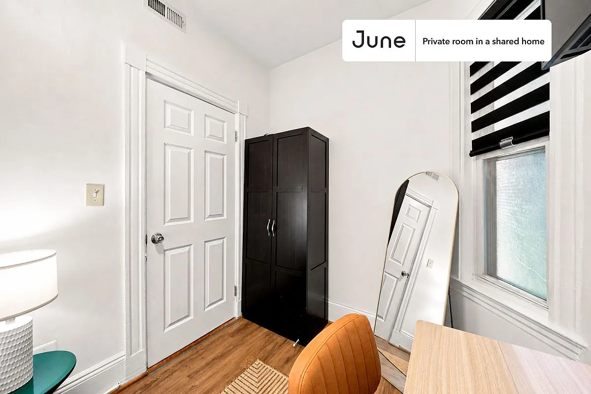 Full bedroom in 7 bed/2 bath home in Allston #834 E — Photo 2