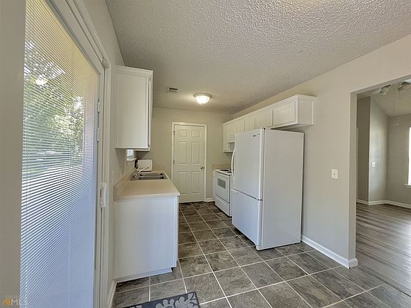 4th image of 518 Acorn Ln